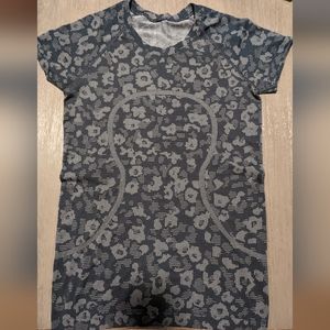 Lululemon compression tee size 6